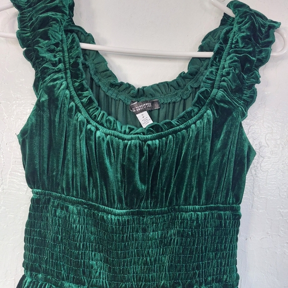 UO Rosie Emerald Velvet Smocked Romper - Picture 4 of 6